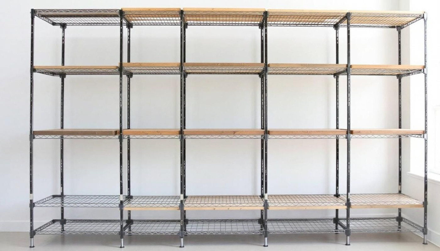 Comment choisir entre étagères en métal et en bois pour optimiser l'espace ?